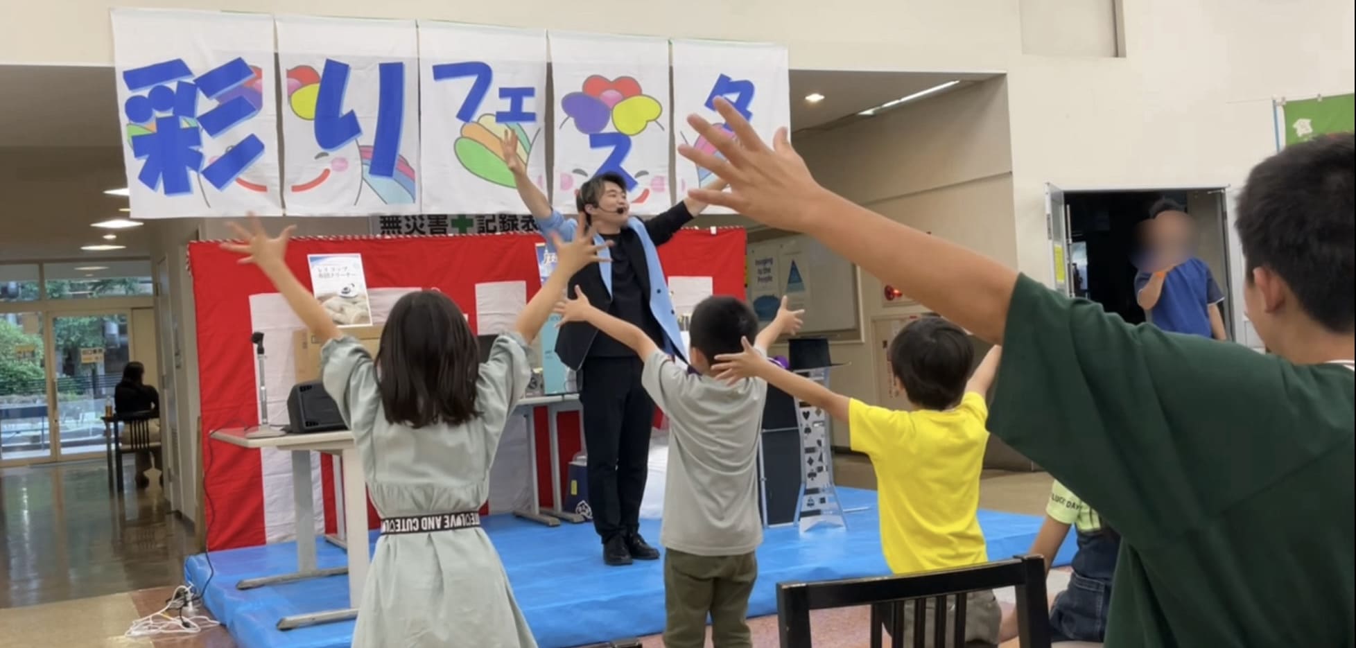 子どもたちが楽しむSUGARUのキッズマジックショー