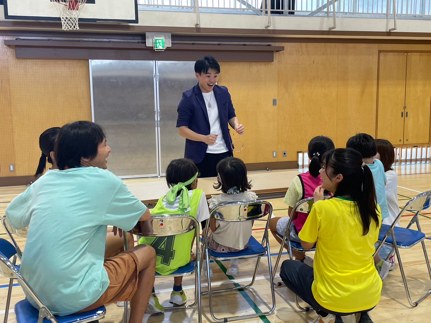 子どもがマジックを体験するマジック教室