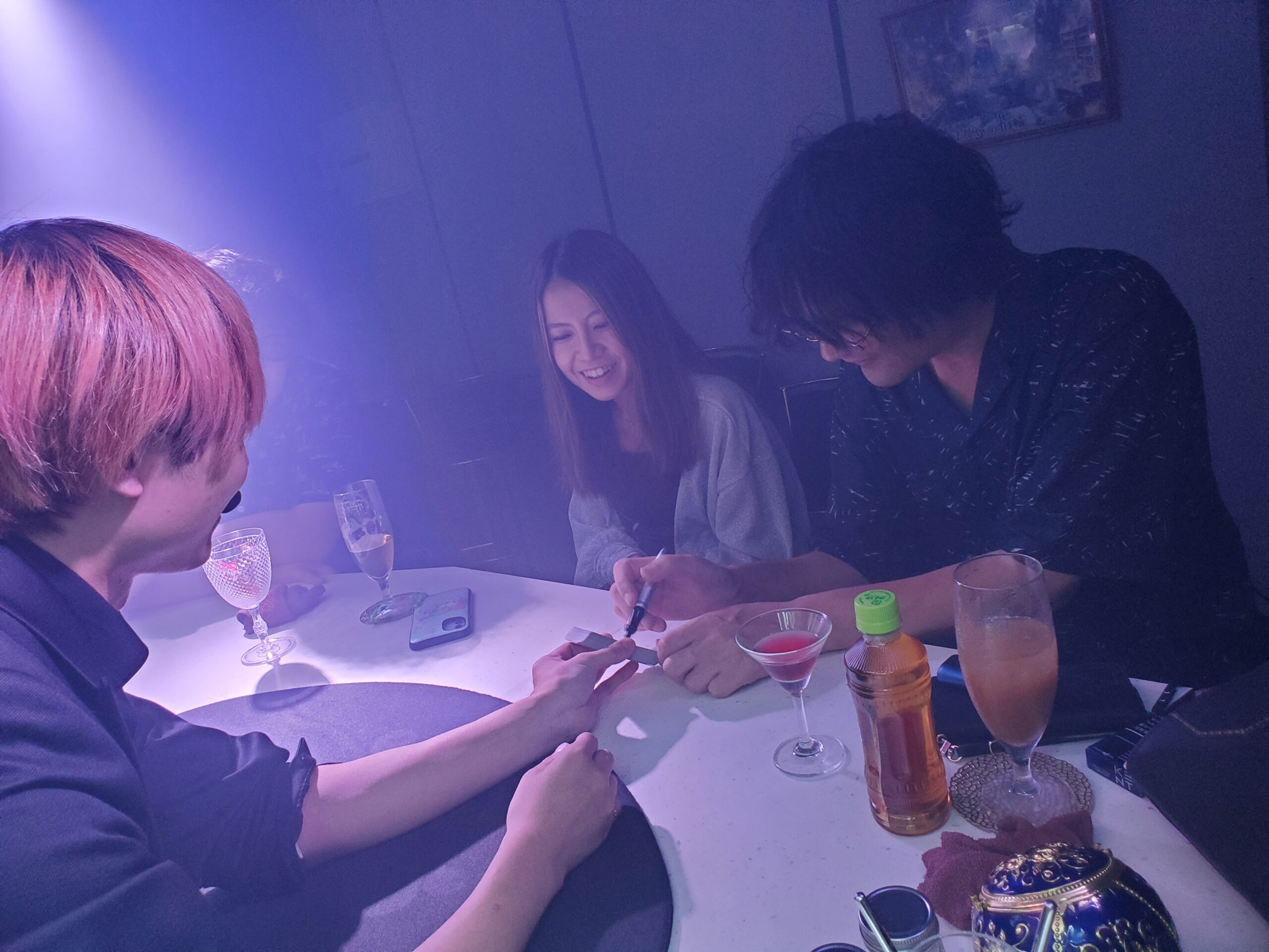 新宿の変わったデートでマジックを楽しむカップル