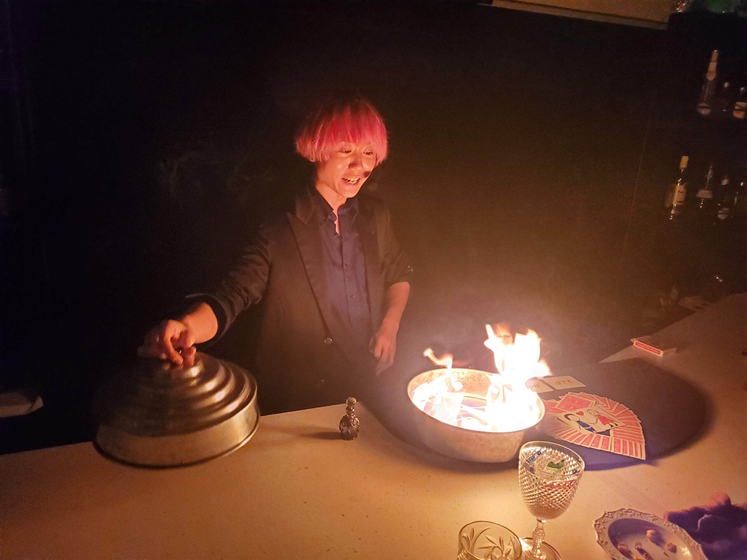 新宿の二軒目デートでマジックを楽しむ様子